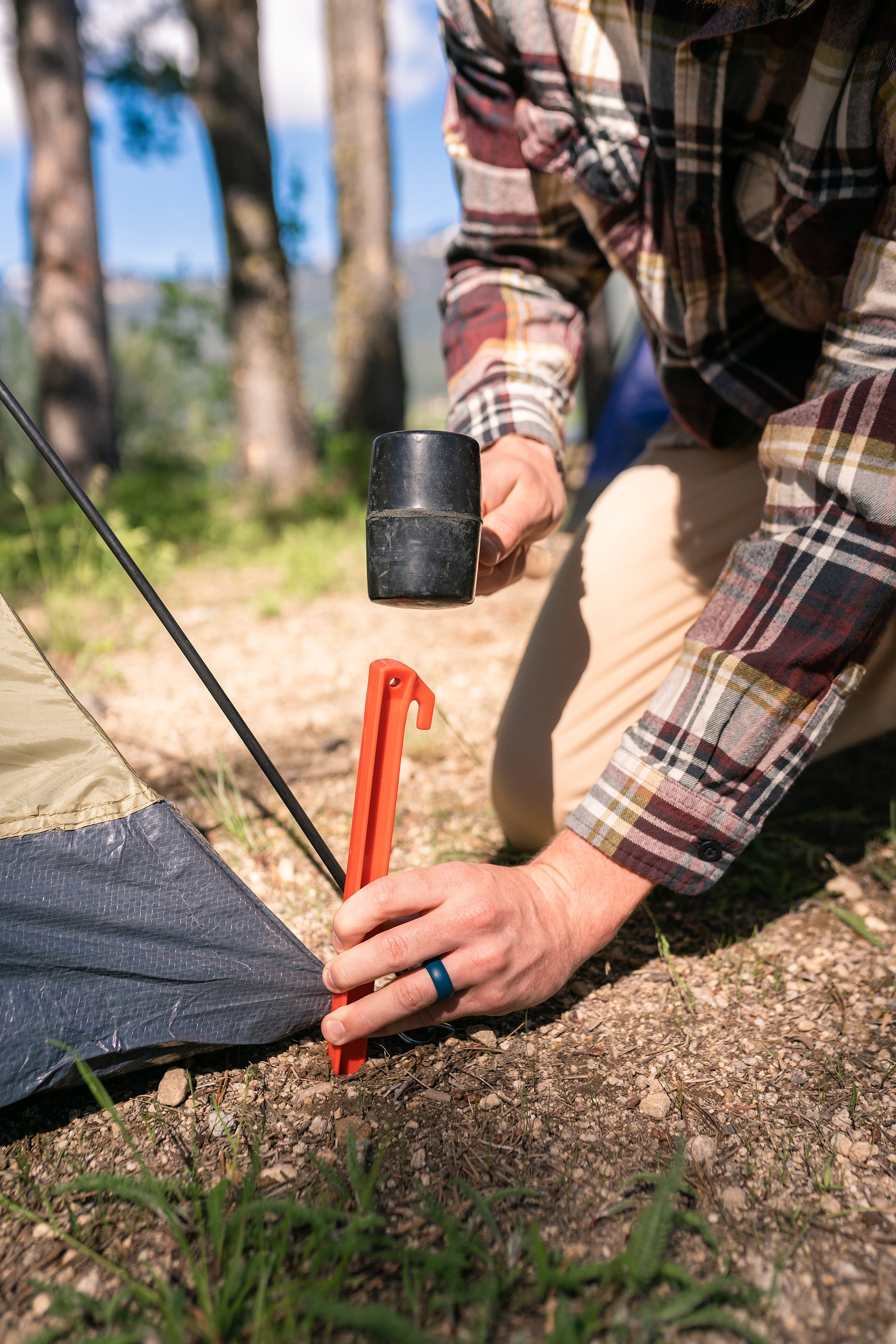 Plastic Tent Stakes - 9 In - 100 Piece Per Bucket