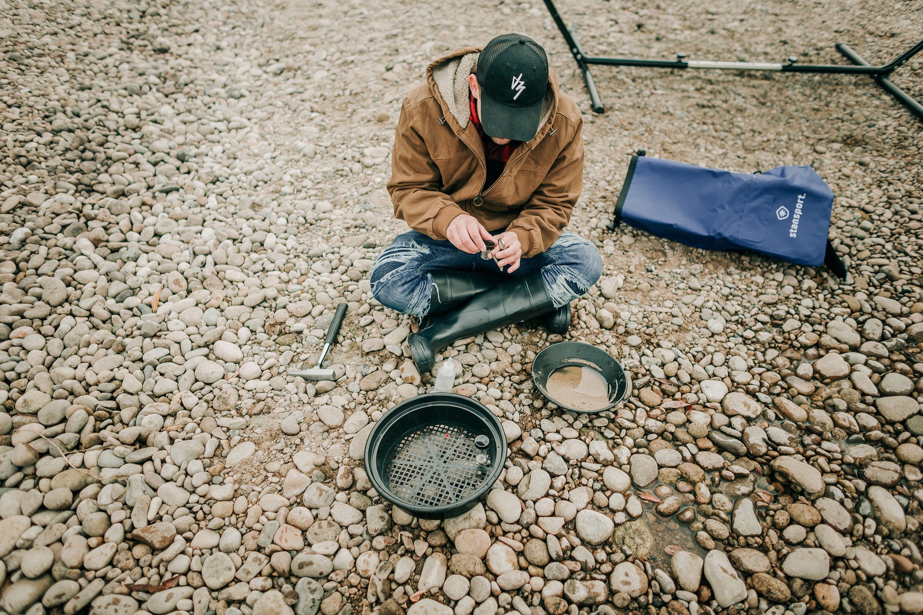 Yukon Deluxe Gold Panning Kit With Pick