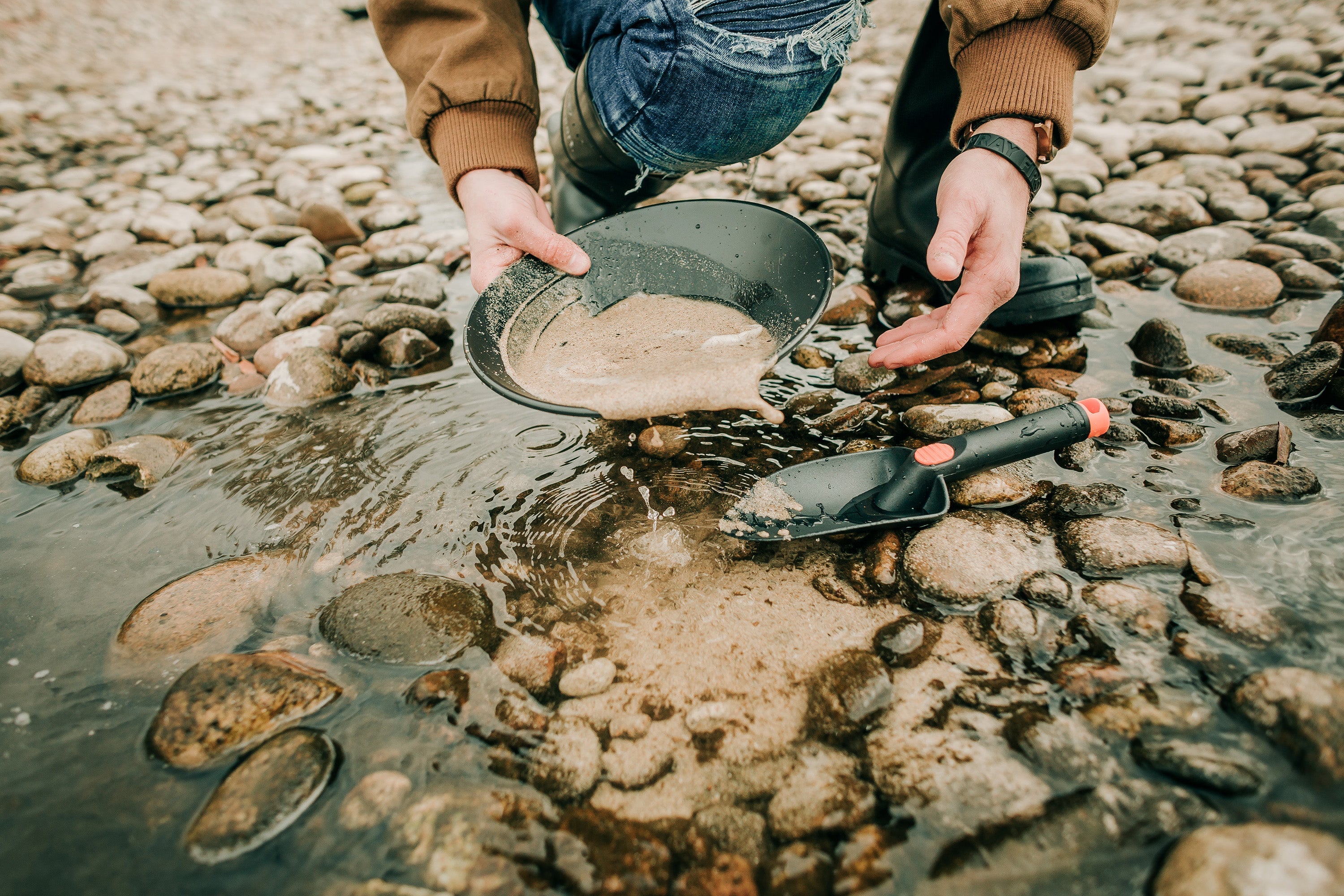 Yukon Deluxe Gold Panning Kit With Pick